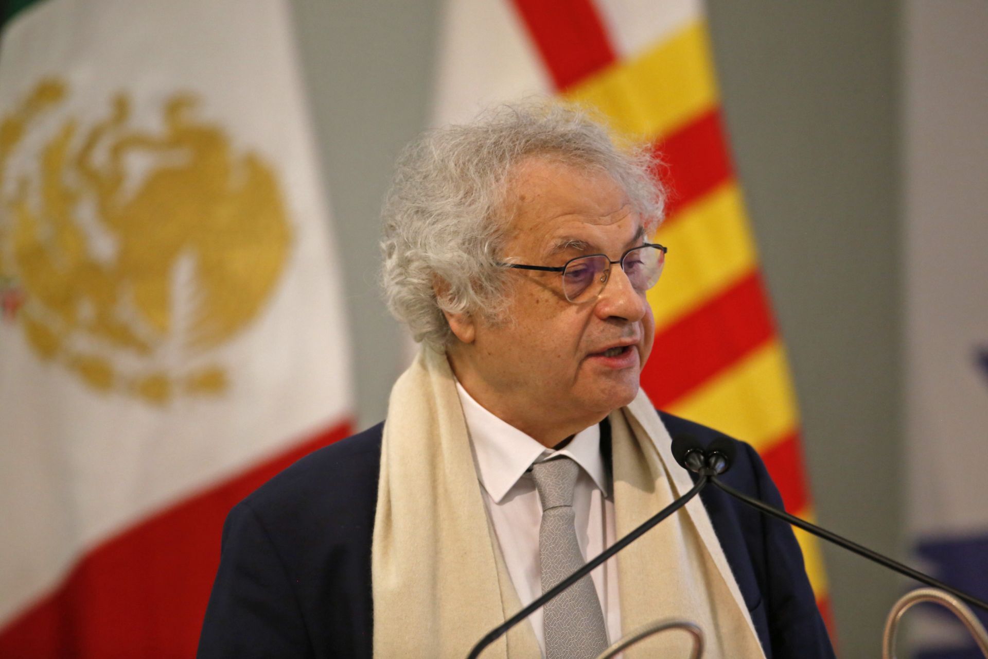 GUADALAJARA, JALISCO. 29NOVIEMBRE2025.- Hoy en las instalaciones de la Expo Guadalajara se llevo a cabo la ceremonia de inauguración de la edición 39 de la Feria Internacional del Libro De Guadalajara (FIL), en la que se hizo entrega el Premio FIL de Literatura en Lenguas Romances al escritor franco-libanes Amir Maalouf, y en donde Barcelona es la ciudad invitada de honor, dicho evento fue encabezado por Marcelo Ebrard Secretario de Economía, Pablo Lemus Gobernador de Jalisco, Karla Planter Rectora de la Universidad de Guadalajara, José Trinidad Padilla López Presidente de la FIL, Marisol Schulz Directora de la FIL entre otras personalidades. FOTO: FERNANDO CARRANZA GARCIA / CUARTOSCURO.COM