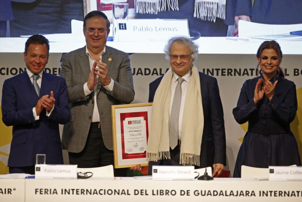 GUADALAJARA, JALISCO. 29NOVIEMBRE2025.- Hoy en las instalaciones de la Expo Guadalajara se llevo a cabo la ceremonia de inauguración de la edición 39 de la Feria Internacional del Libro De Guadalajara (FIL), en la que se hizo entrega el Premio FIL de Literatura en Lenguas Romances al escritor franco-libanes Amir Maalouf, y en donde Barcelona es la ciudad invitada de honor, dicho evento fue encabezado por Marcelo Ebrard Secretario de Economía, Pablo Lemus Gobernador de Jalisco, Karla Planter Rectora de la Universidad de Guadalajara, José Trinidad Padilla López Presidente de la FIL, Marisol Schulz Directora de la FIL entre otras personalidades. 
FOTO: FERNANDO CARRANZA GARCIA / CUARTOSCURO.COM