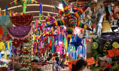 CIUDAD DE MÉXICO, 12DICIEMBRE2025.- Decenas de piñatas adornan las inmediaciones del Mercado de Jamaica de cara a la celebración de las fiestas decembrinas. FOTO: GALO CAÑAS/CUARTOSCURO.COM