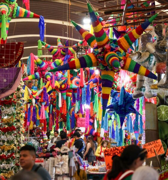 CIUDAD DE MÉXICO, 12DICIEMBRE2025.- Decenas de piñatas adornan las inmediaciones del Mercado de Jamaica de cara a la celebración de las fiestas decembrinas. FOTO: GALO CAÑAS/CUARTOSCURO.COM