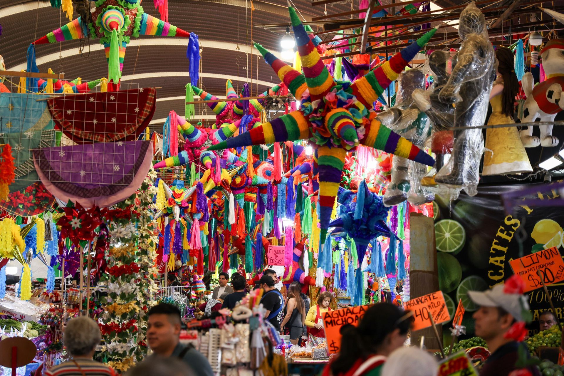 CIUDAD DE MÉXICO, 12DICIEMBRE2025.- Decenas de piñatas adornan las inmediaciones del Mercado de Jamaica de cara a la celebración de las fiestas decembrinas. FOTO: GALO CAÑAS/CUARTOSCURO.COM