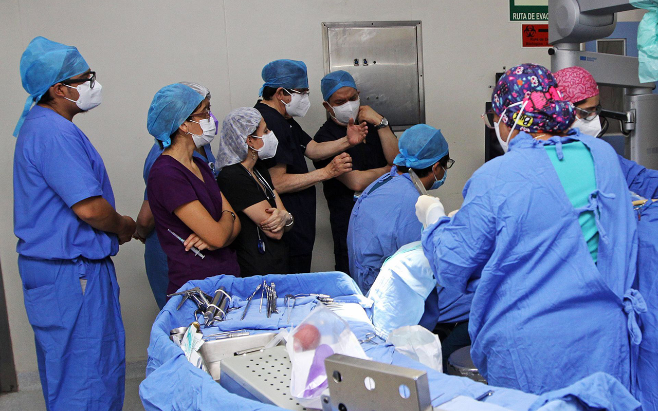 Médicos residentes sostienen atención hospitalaria ¿Cuánto ganan en México?