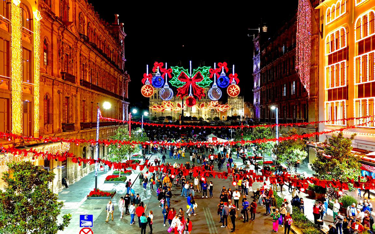 Zócalo enciende la Navidad y abre un corredor de luz para que familias celebren la vida