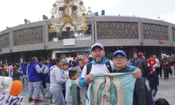 Natalia y Aejandro recorrieron 8 horas a pie desde Tultilán hasta la Basílica de Guadalupe. FOTO: Julio Hortiales