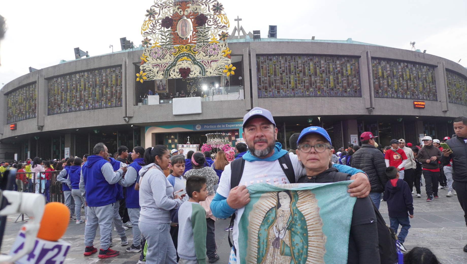 Natalia y Aejandro recorrieron 8 horas a pie desde Tultilán hasta la Basílica de Guadalupe. FOTO: Julio Hortiales