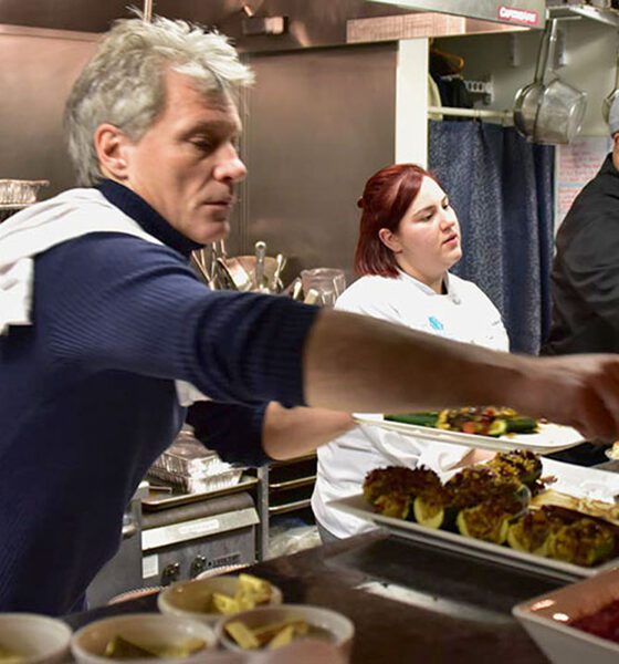 Dignidad humana antes que caridad: el modelo social de Jon Bon Jovi