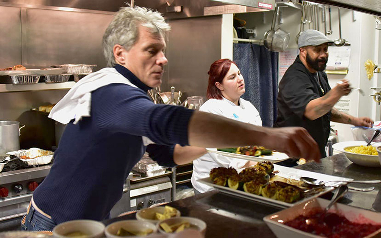 Dignidad humana antes que caridad: el modelo social de Jon Bon Jovi