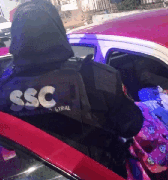 Bebé nace en taxi con apoyo de mujeres policías