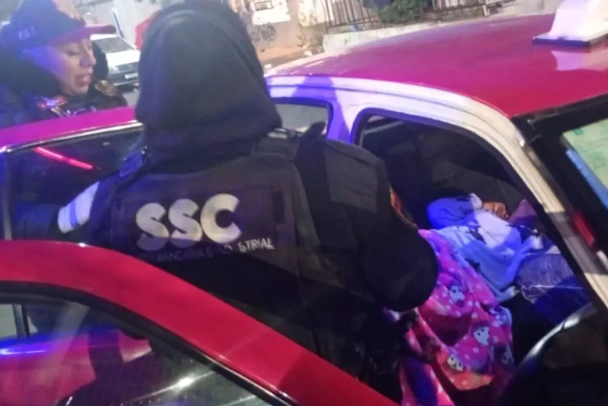 Bebé nace en taxi con apoyo de mujeres policías