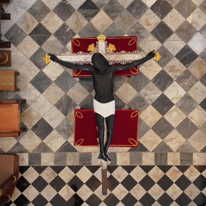 Especialistas-del-INAH-intervienen-al-Cristo-Negro-del-Barrio-de-San-Roman-en-San-Francisco-de-Campeche.-Foto-Felix-Camacho-INAH