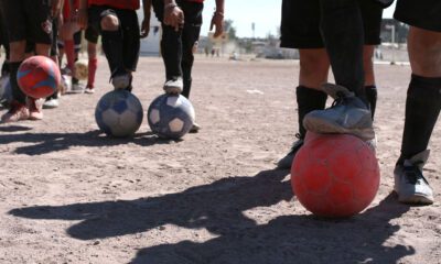 Escuelas convierten el futbol en una experiencia formativa para estudiantes