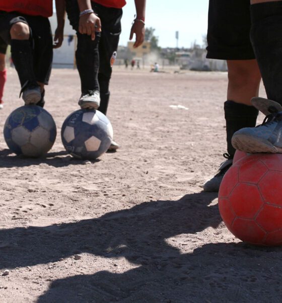 Escuelas convierten el futbol en una experiencia formativa para estudiantes