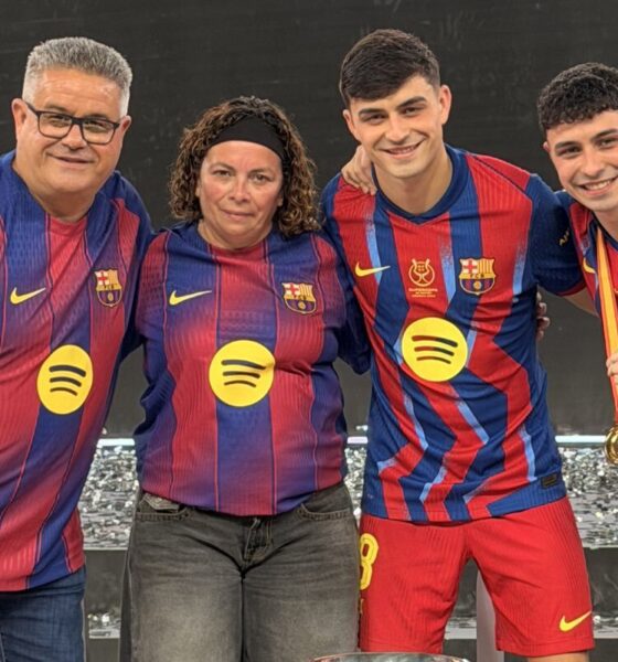 Pedri celebra el título de la Supercopa de España junto con su familia - Foto de X