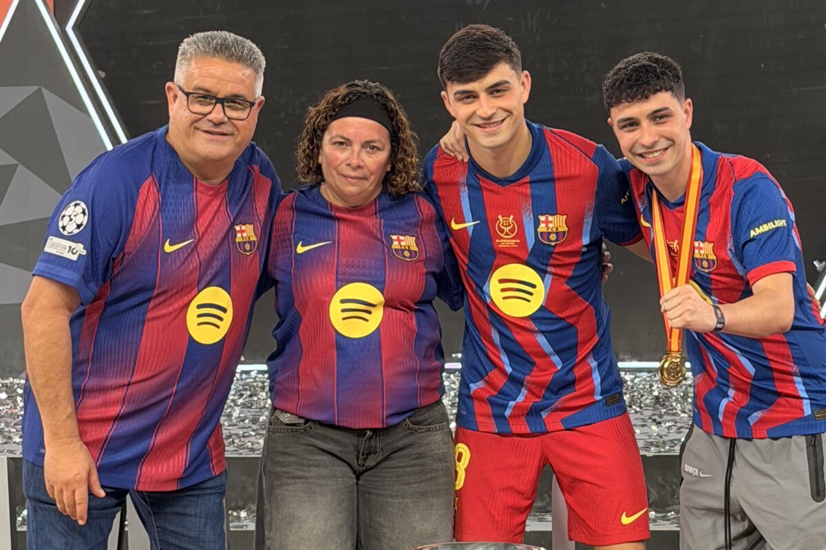 Pedri celebra el título de la Supercopa de España junto con su familia - Foto de X