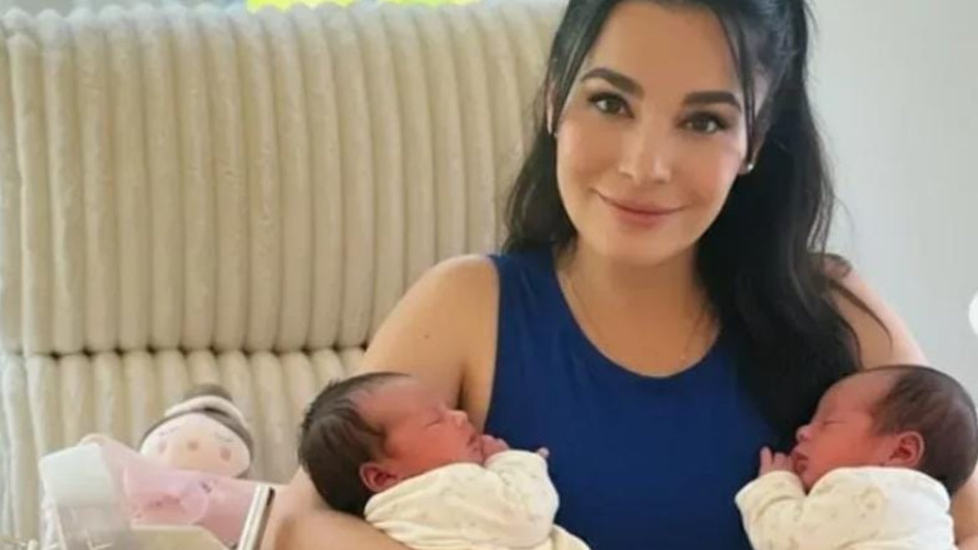 Martha HIgareda con sus gemelas