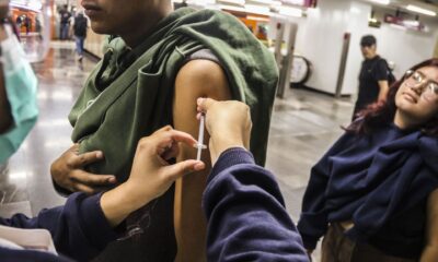 Usuarios del Metro, se vacunan para evitar contagios de Sarampión, aprovechan que los modulos que cuentan con un horario de 9:00 a 18:00 hrs y dentro de las estaciones. FOTO: VICTORIA VALTIERRA/CUARTOSCURO.COM