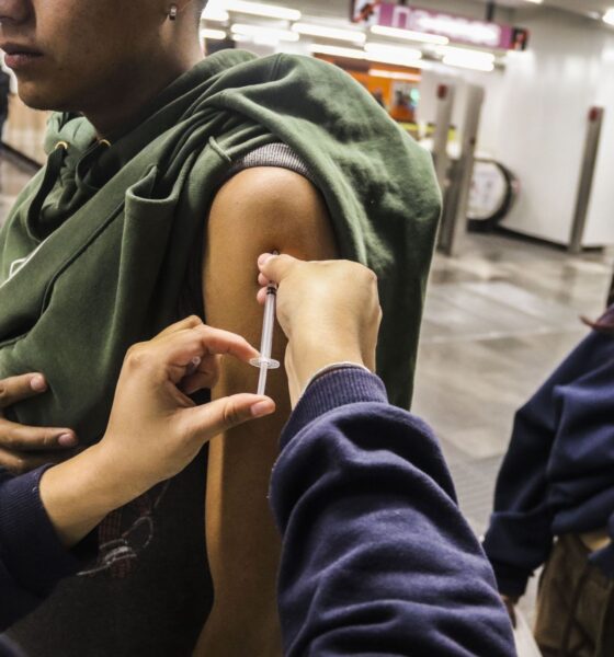 Usuarios del Metro, se vacunan para evitar contagios de Sarampión, aprovechan que los modulos que cuentan con un horario de 9:00 a 18:00 hrs y dentro de las estaciones. FOTO: VICTORIA VALTIERRA/CUARTOSCURO.COM