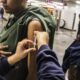 Usuarios del Metro, se vacunan para evitar contagios de Sarampión, aprovechan que los modulos que cuentan con un horario de 9:00 a 18:00 hrs y dentro de las estaciones. FOTO: VICTORIA VALTIERRA/CUARTOSCURO.COM