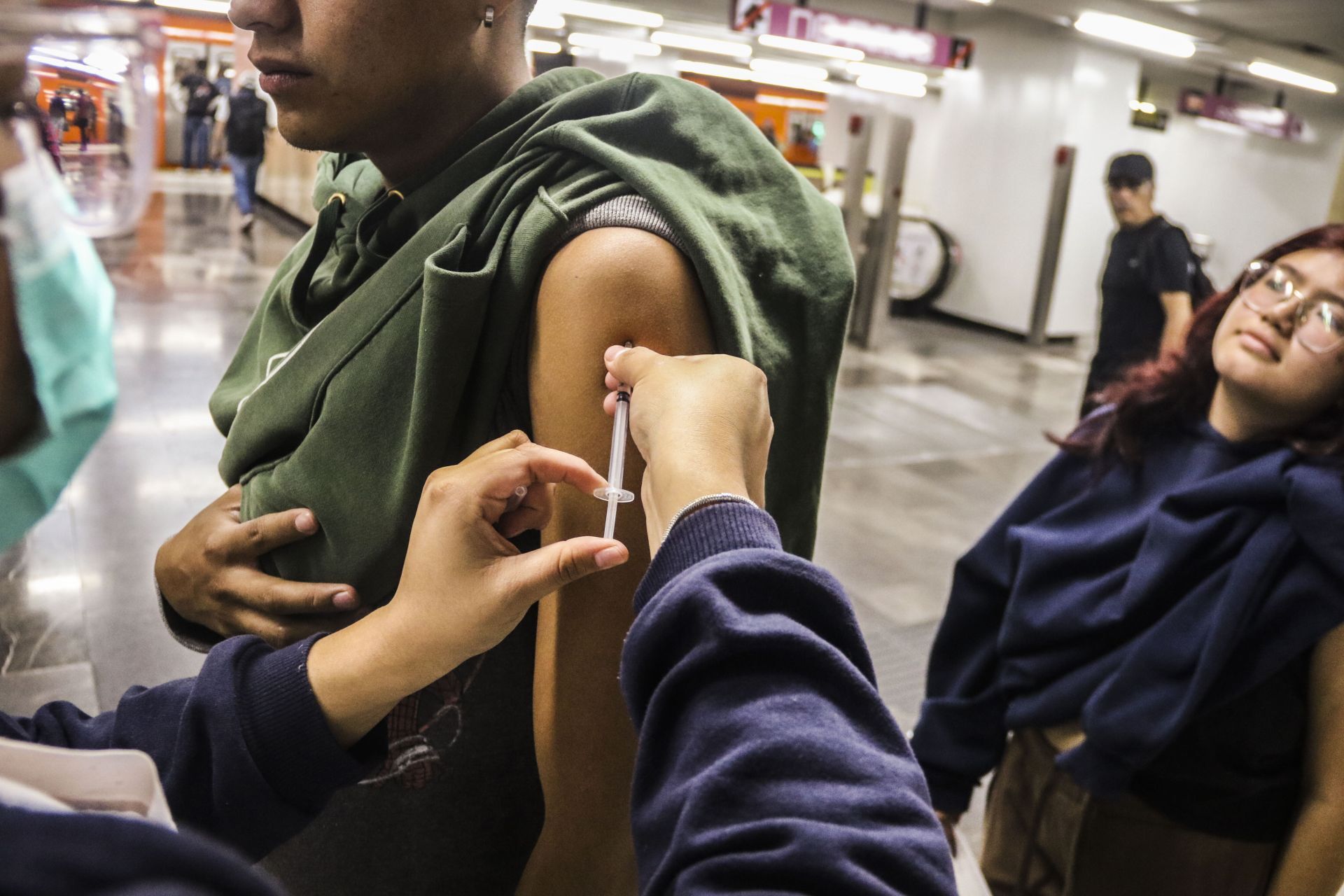Usuarios del Metro, se vacunan para evitar contagios de Sarampión, aprovechan que los modulos que cuentan con un horario de 9:00 a 18:00 hrs y dentro de las estaciones. FOTO: VICTORIA VALTIERRA/CUARTOSCURO.COM