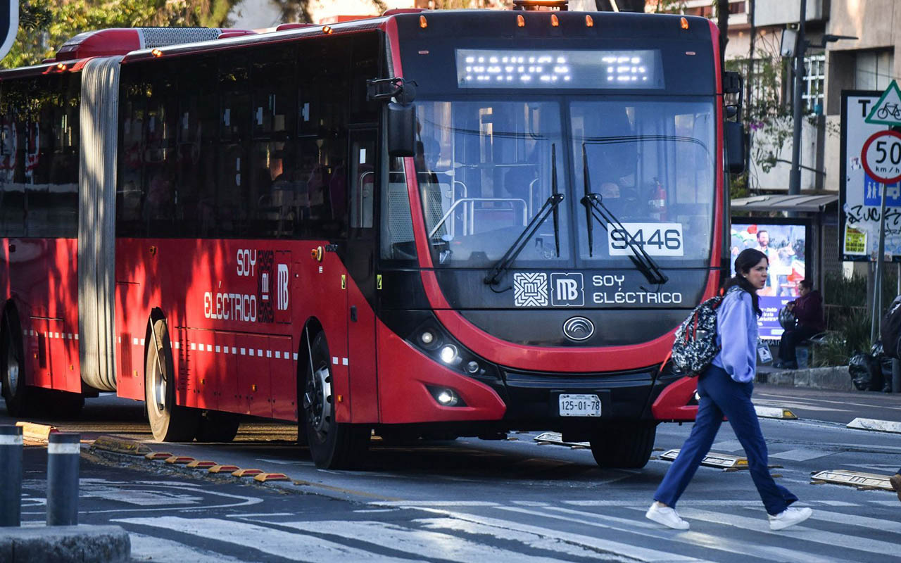 Proponen transporte público gratuito para jóvenes ambientalistas