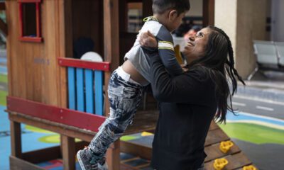 Niño vuelve a escuchar gracias a implante coclear