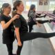 Ale Rentería (maestra) y Sara Cantú (alumna). FOTO: Germán Díaz Hampshire / Siete24 Noticias