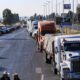 Ciudadanos enfrentan retrasos y gastos por cierre de vías ante paro transportista