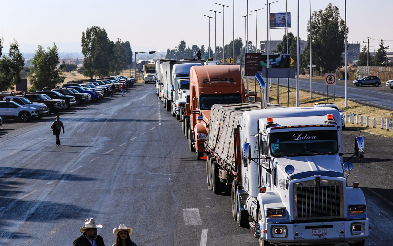 Ciudadanos enfrentan retrasos y gastos por cierre de vías ante paro transportista