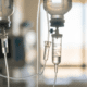 Seis muertes en Sonora por sueros vitaminados alertan a México. El Dr. Alejandro Macías advierte sobre los riesgos mortales de la sepsis y la charlatanería