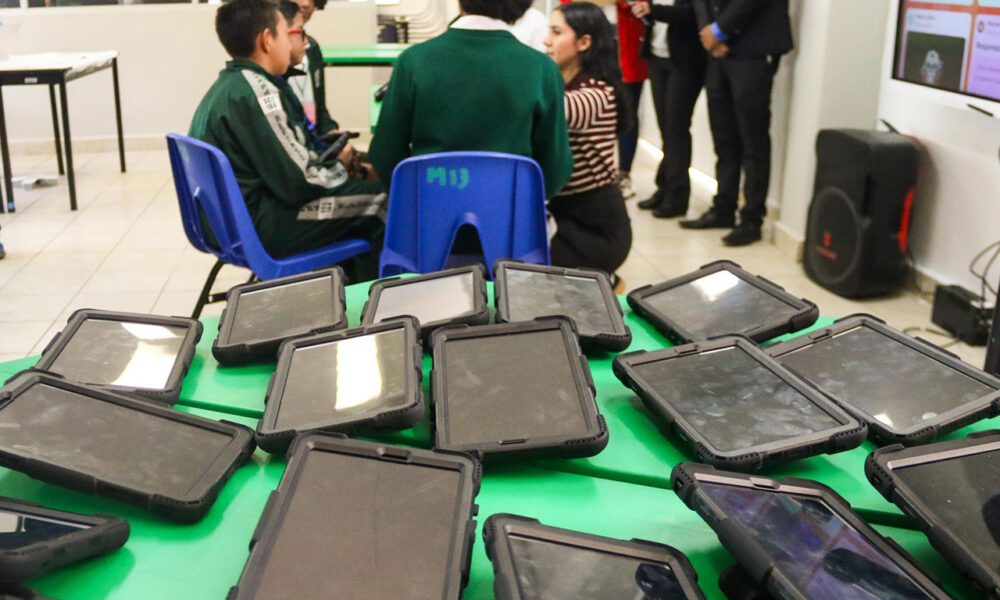 Alumnos enfrentarán nuevas reglas para usar celulares en escuelas de CDMX