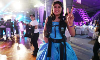 Jóvenes con discapacidad auditiva celebran sus quince años con chalecos sensoriales en la CDMX. Karol Sevilla las acompaña como madrina de honor