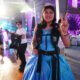 Jóvenes con discapacidad auditiva celebran sus quince años con chalecos sensoriales en la CDMX. Karol Sevilla las acompaña como madrina de honor