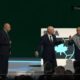 Jibril Rajoub, rechazó saludar y participar en una fotografía con su homólogo israelí, Basim Sheikh Suliman. FOTO: Captura de pantalla.