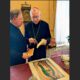 Entregan a León XIV libro “La práctica de la presencia de Dios”