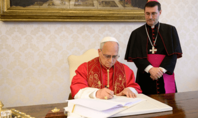 El Papa León XIV en la firma de la Carta Encíclica Magnifica Humanitas
